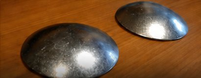 Botones metálicos sobre superficie de madera
