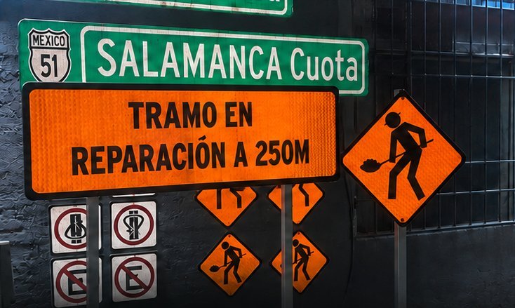Señales de obra, preventivas y restrictivas reunidas en un muro